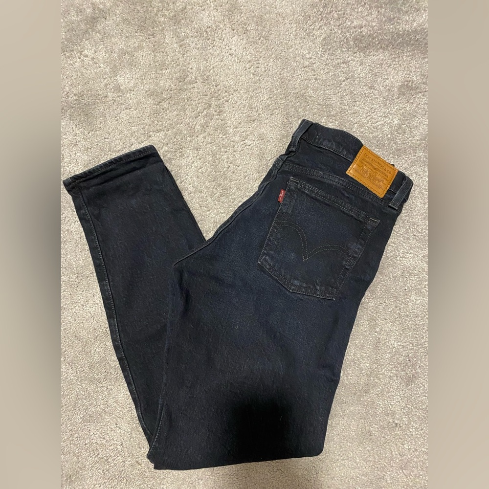 Women’s black Levi’s Wedgie size 27